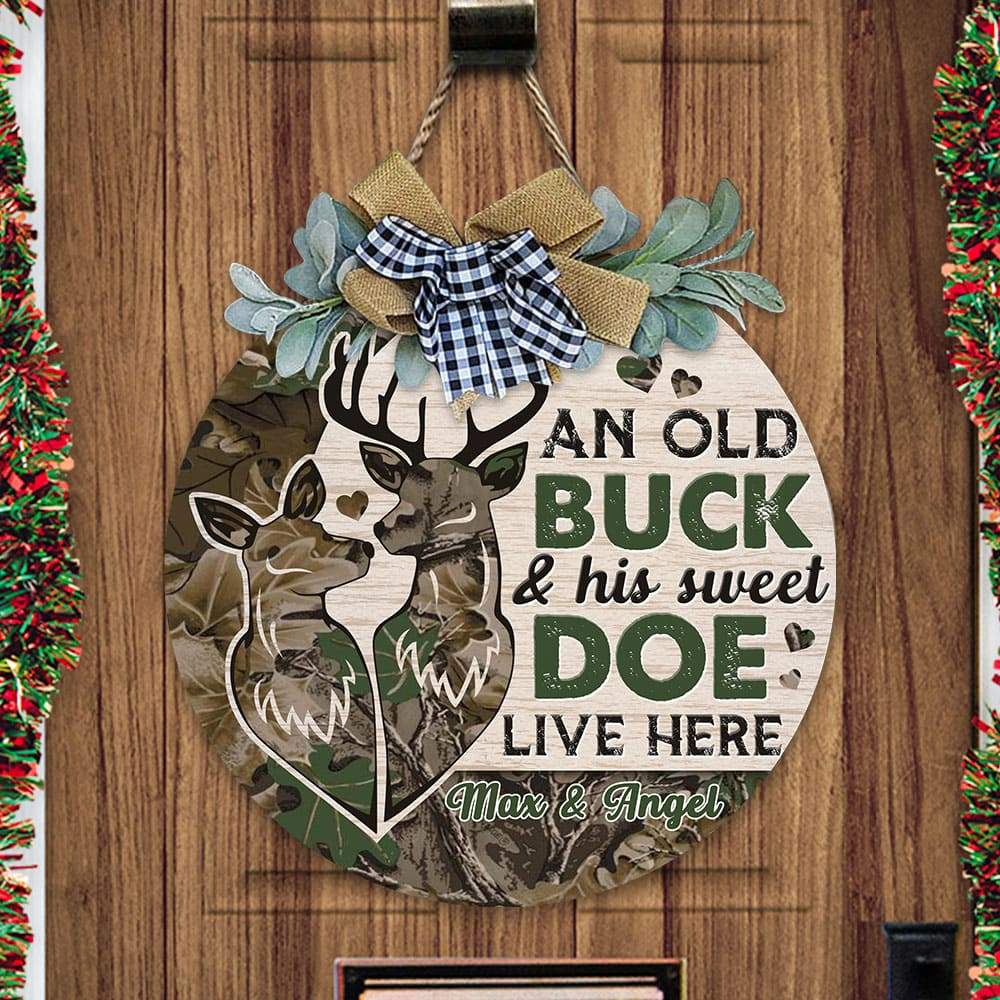 An Old Buck & His Sweet Doe Live Here Hunting Wood Sign, Door Sign With Wreath HN590 - Image 3